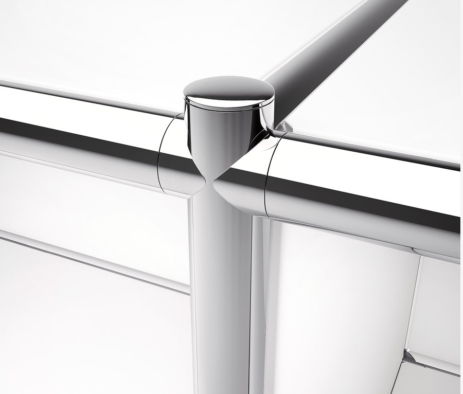 Detal chromowanego rogu metalowego regału CN3.