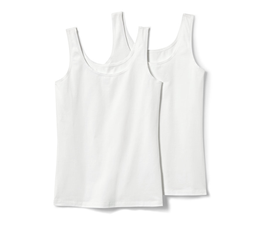 Dwie białe podkoszulki, 2 sztuki, leżą na sobie.