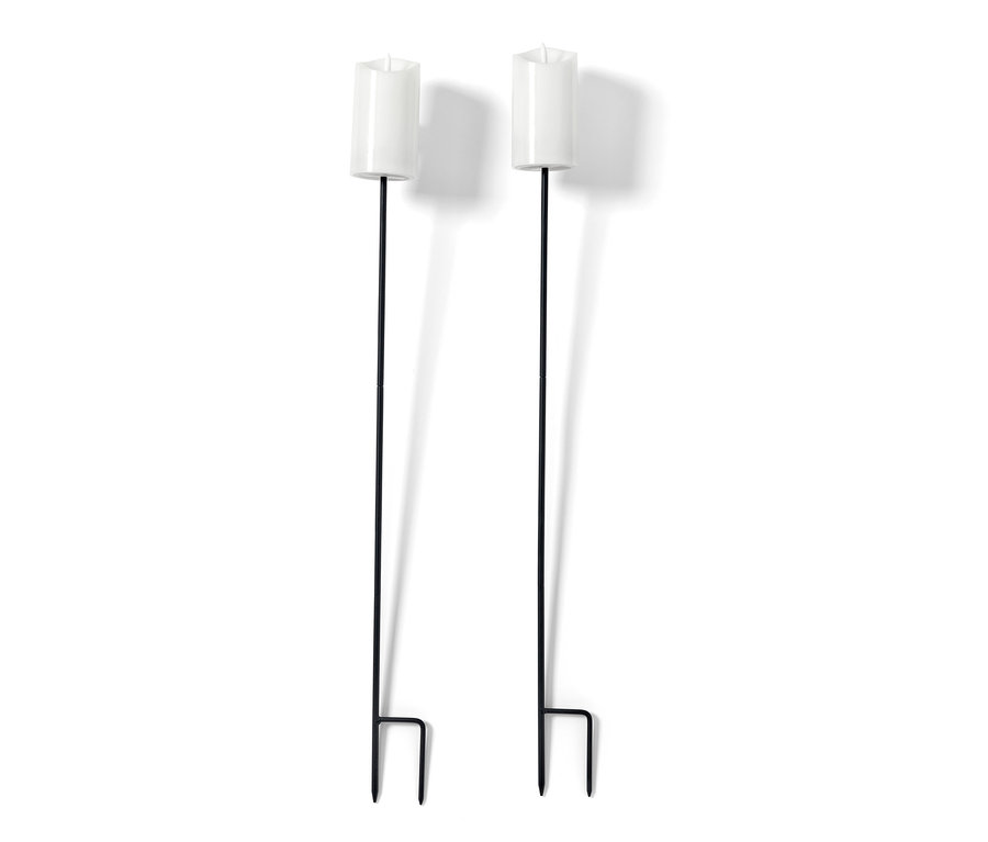 Dwie pochodnie LED z prawdziwego wosku z czarnymi prętami stoją na białym tle.