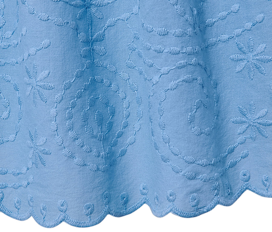 Zbliżenie na haftowaną sukienkę z tkaniny w kolorze jasnoniebieskim.