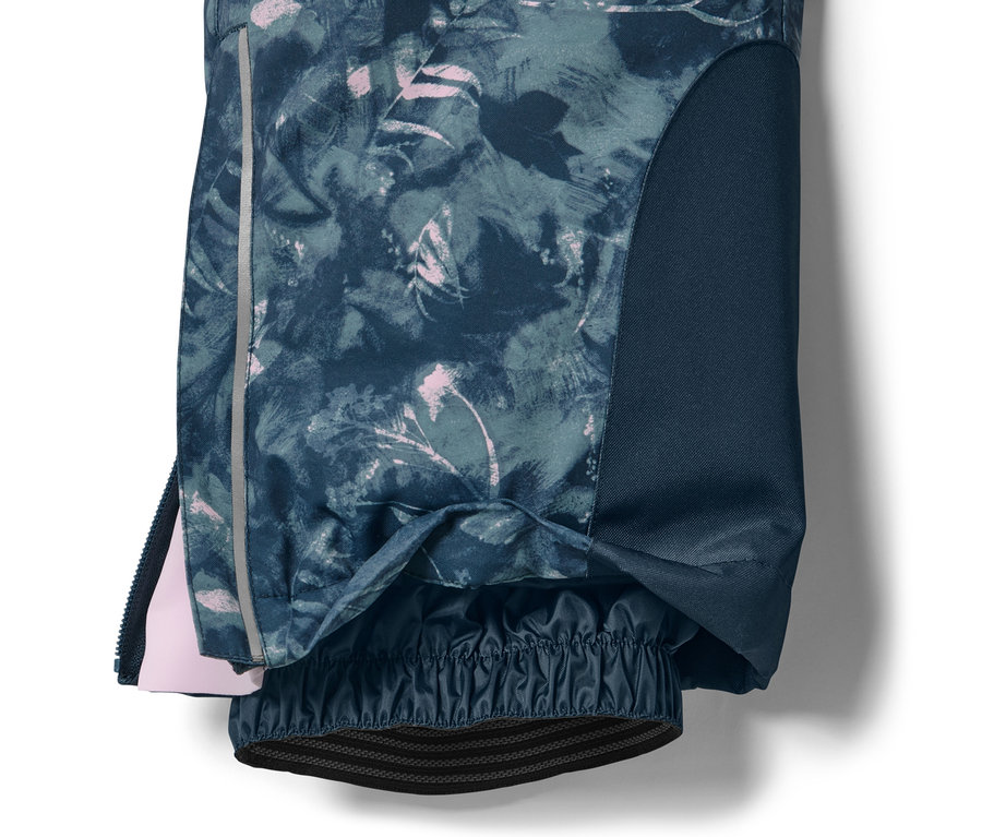 Szczegół dziecięcych spodni narciarskich z nadrukiem na całej powierzchni.