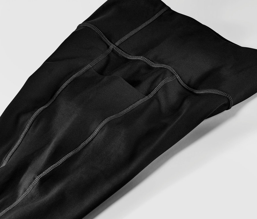 Zbliżenie na czarne legginsy sportowe.