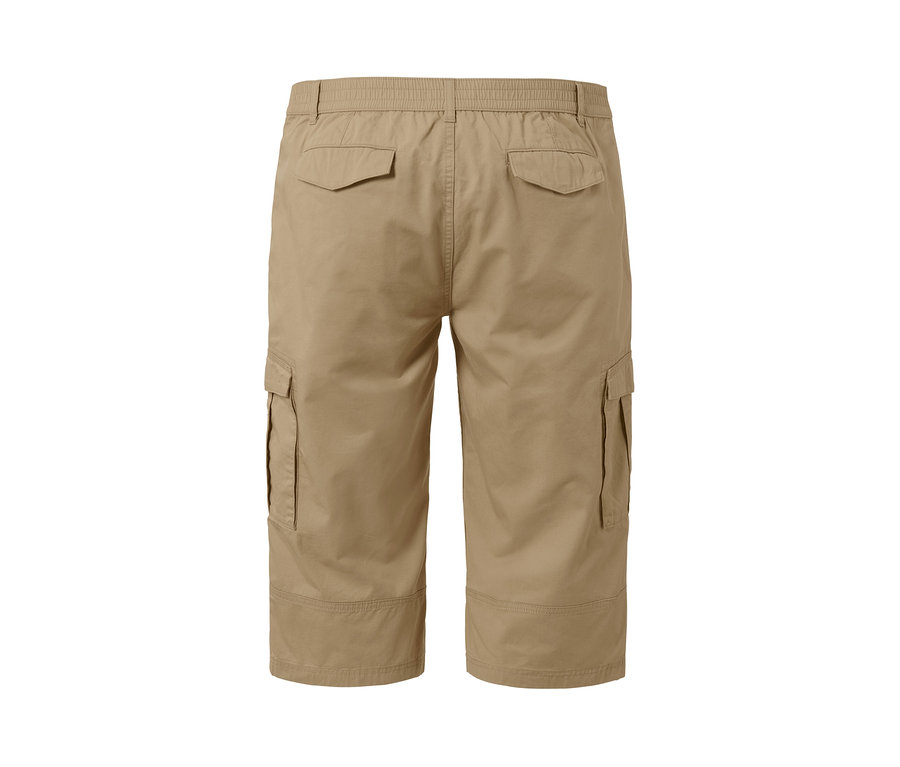 Beżowe bermudy bojówki o długości 3/4 z kieszeniami z tyłu.