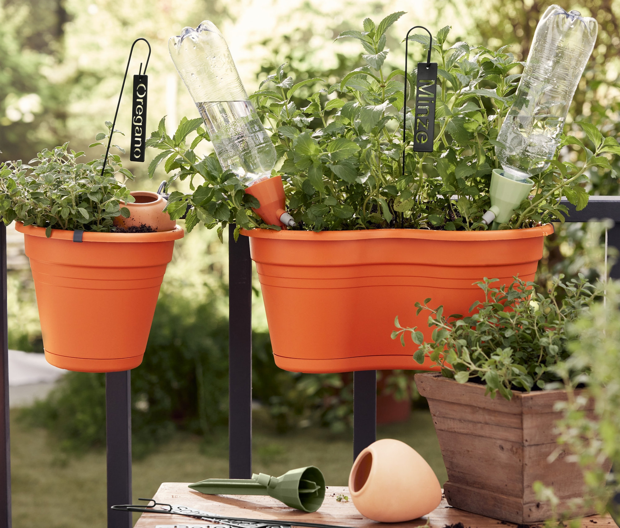 Balkon z podwójną doniczką do powieszenia, doniczką do powieszenia, 3 nawadniaczami, 2 glinianymi nawadniaczami i lampą LED.