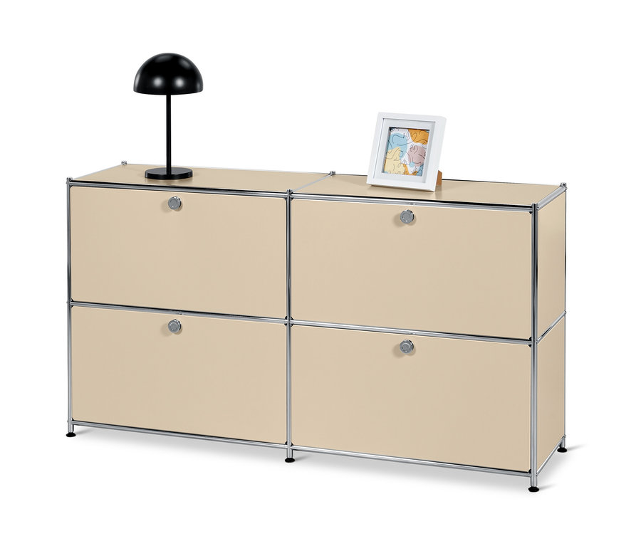 Beżowa metalowa szafka typu sideboard „CN3” z 4 klapami. Na szafce stoi lampa i obraz w ramie.