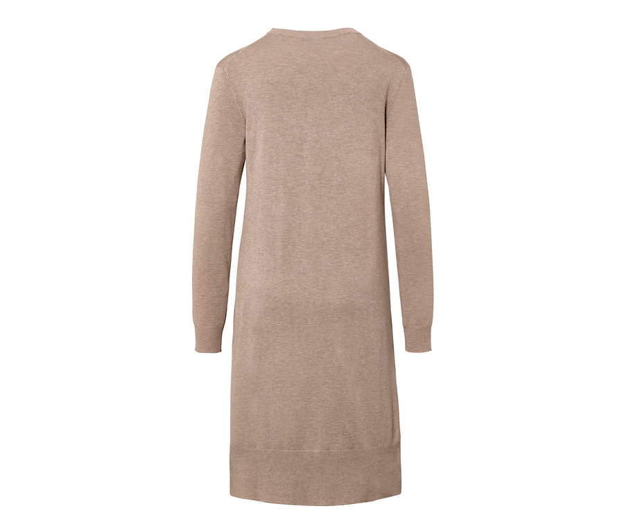 Beżowa sukienka z cienkiej dzianiny.