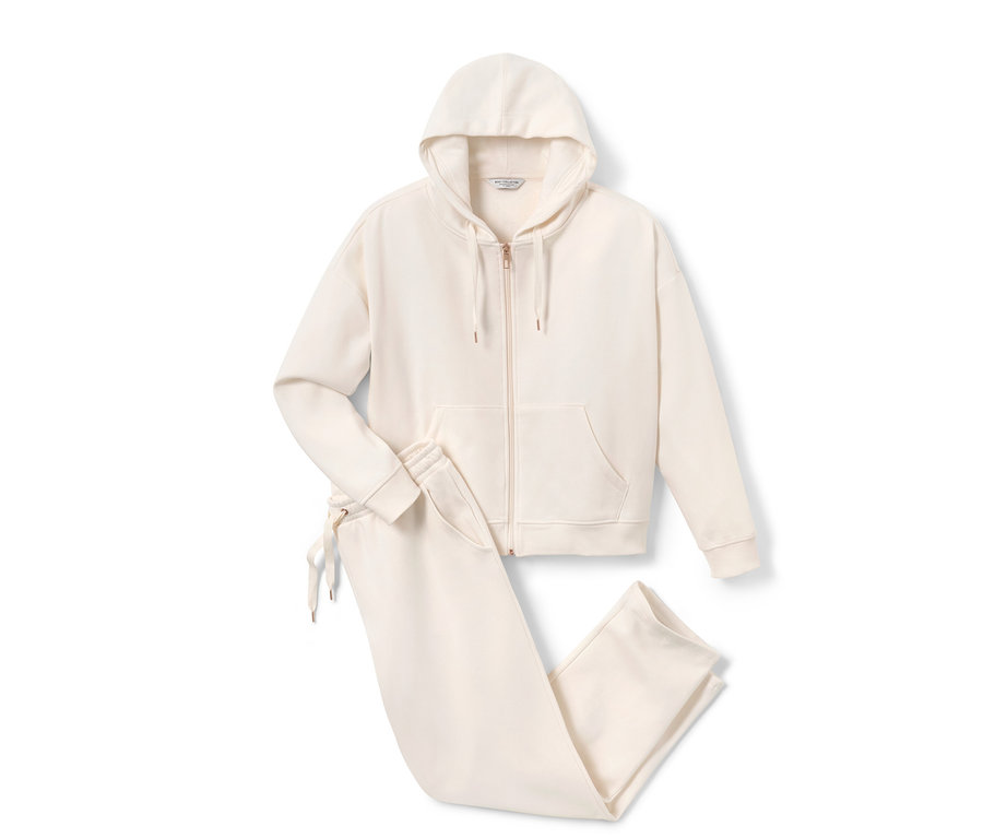 Kremowy dres domowy z bluzą z kapturem i spodniami.