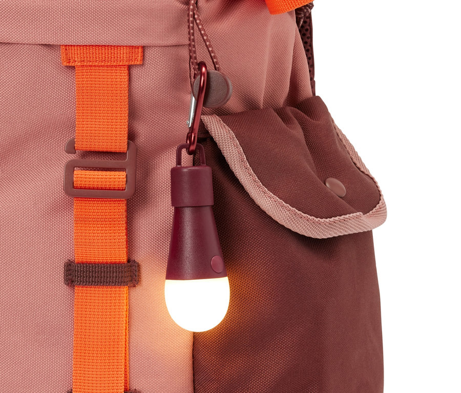Do plecaka przymocowana jest lampka dekoracyjna LED, 3 sztuki.