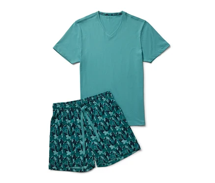 Turkusowa piżama składająca się z koszulki z dekoltem w serek i szortów z zielonym nadrukiem w liście.