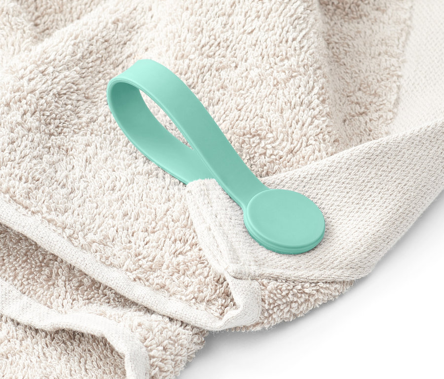 Beżowy ręcznik z przymocowanymi klipsami magnetycznymi, 2 sztuki.