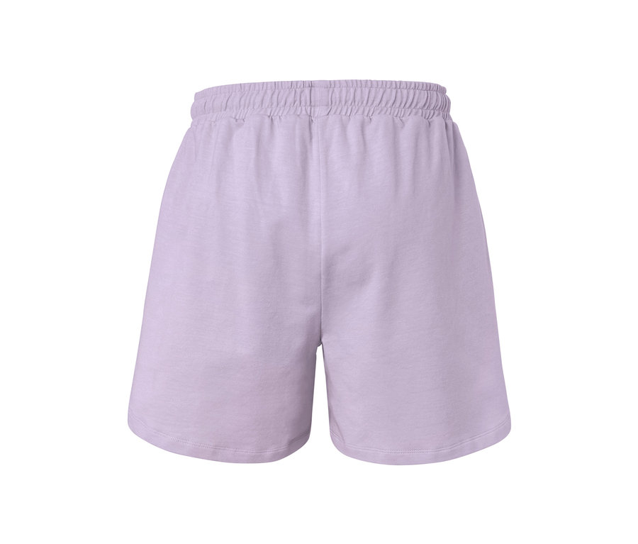 Szczegółowy widok liliowych szortów dresowych.
