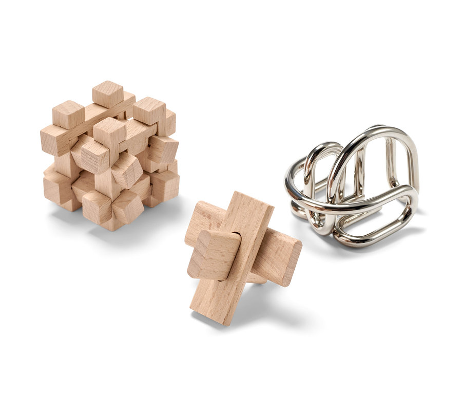 Trzy gry zręcznościowe na białym tle. Dwie drewniane i jedna metalowa.