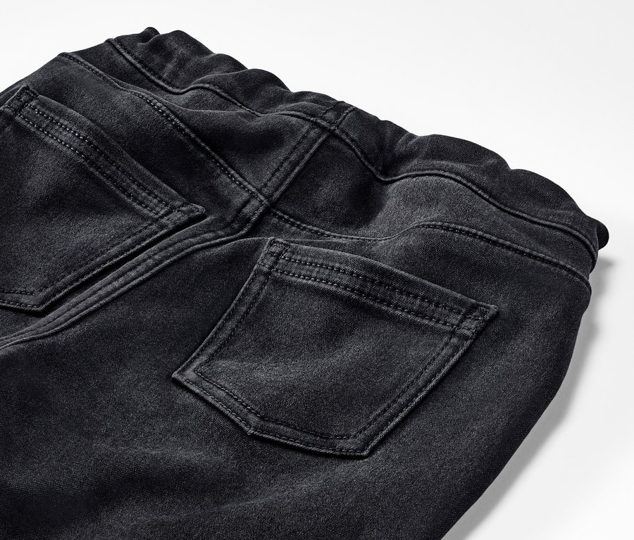 Zbliżenie na tregginsy dziecięce – fason „Jule”.