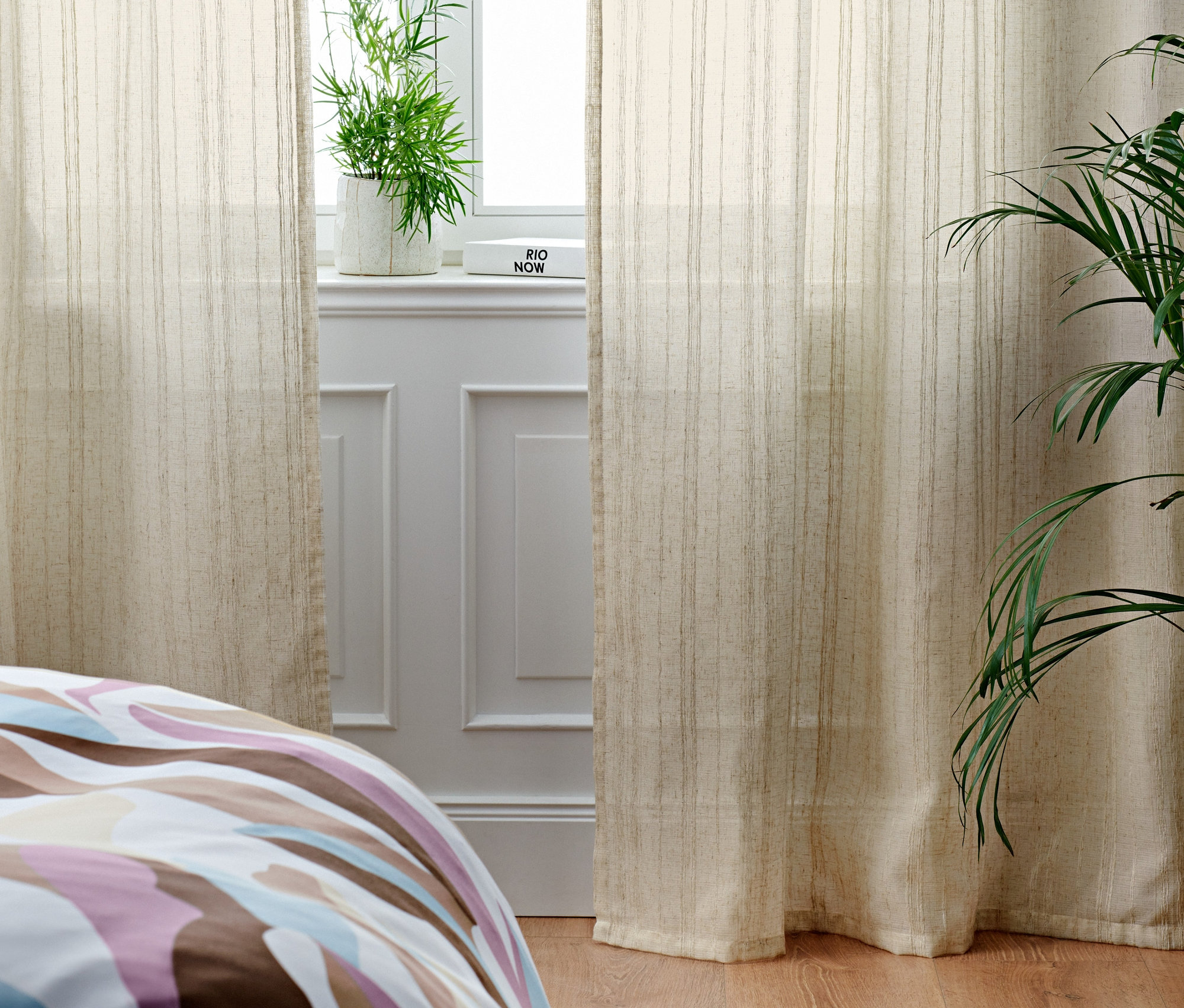 Sypialnia z łóżkiem i zasłonami, 2 sztuki.