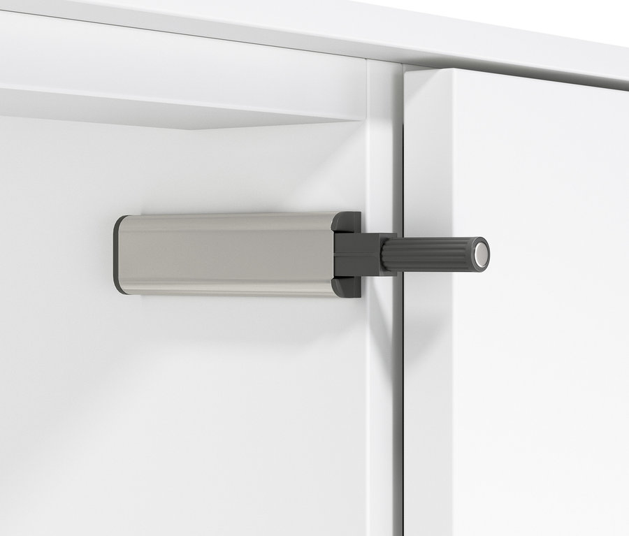 Detal białej komody z szufladami.