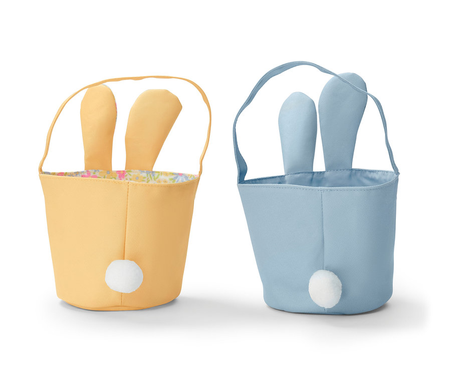 Dwa koszyczki na jajka wielkanocne: żółty z kwiatową podszewką i niebieski.