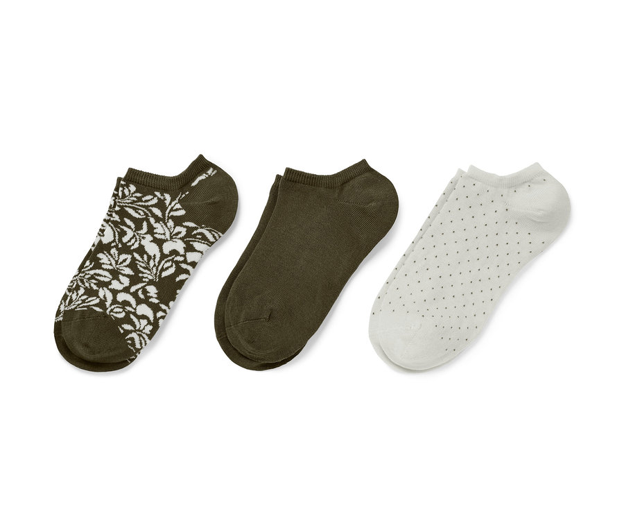 Trzy pary skarpet stopek: jedna para oliwkowozielona z białym kwiatowym wzorem, jedna para oliwkowozielona, jedna para biała z szarymi kropkami.