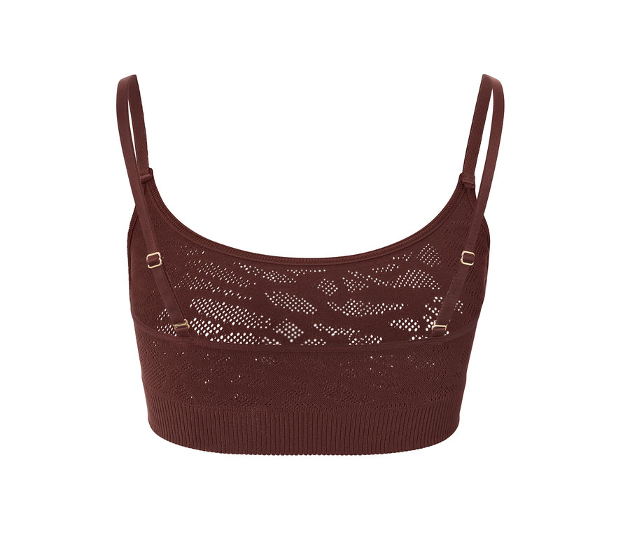 Zbliżenie na brązowy biustonosz bezszwowy z imitacji koronki.