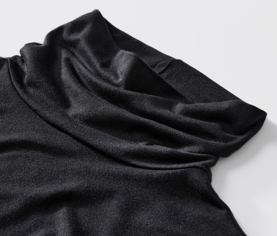 Zbliżenie na czarne body ze stójką.