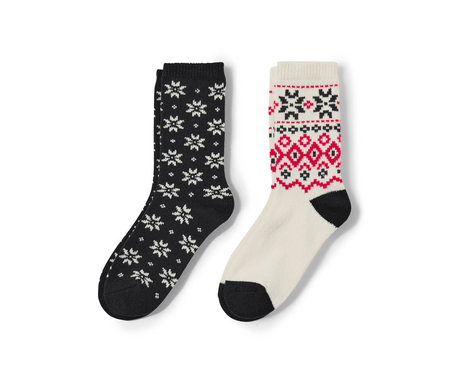 Dwie pary skarpet ze wzorem norweskim.