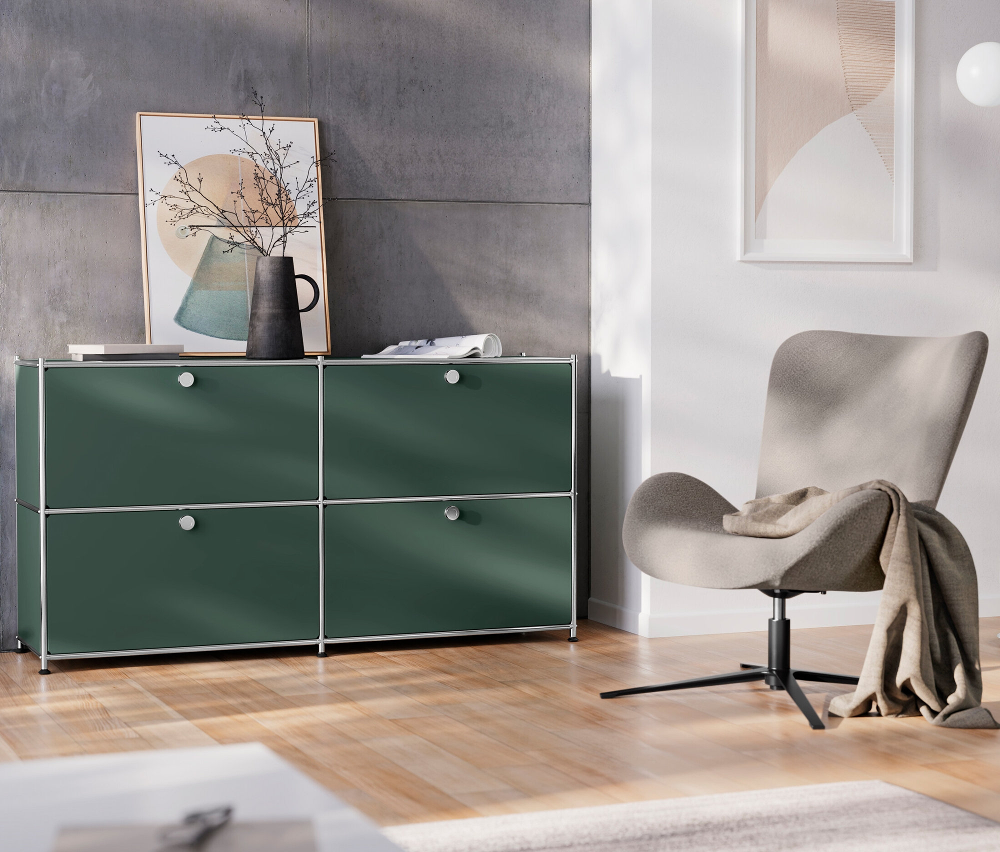 Chromowana metalowa lampa stojąca, fotel obrotowy i metalowa szafka typu sideboard „CN3” z 4 klapami w salonie.