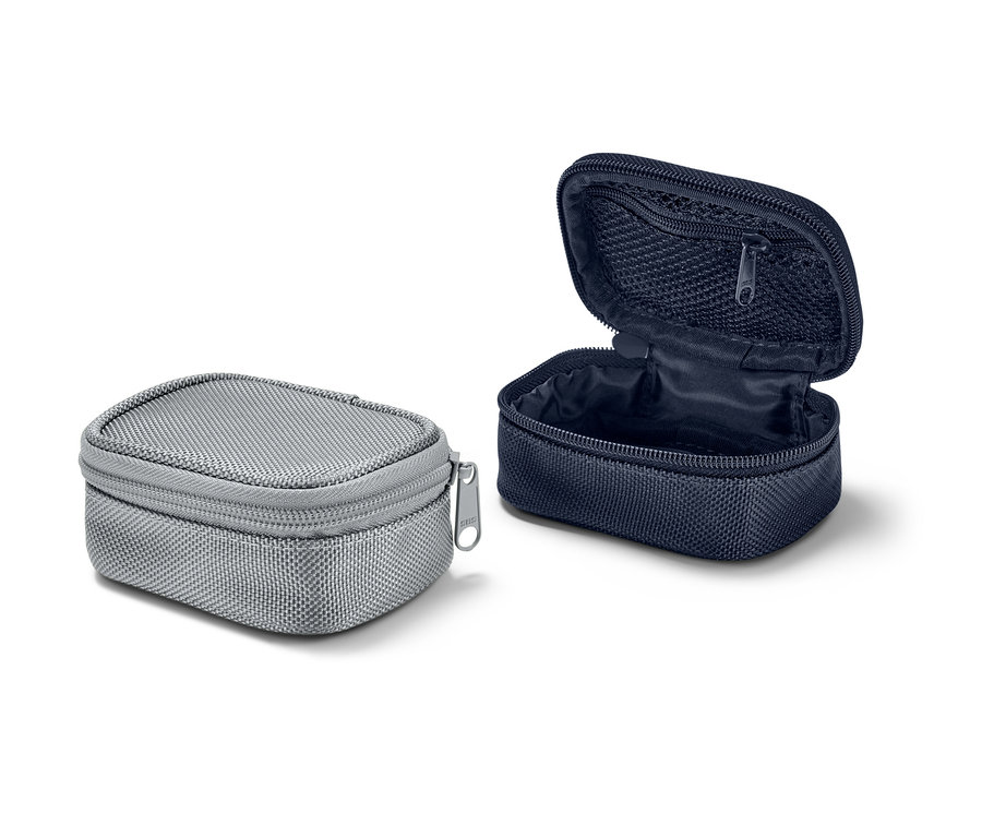 Dwa mini organizery podróżne: jeden szary, zamknięty, i jeden granatowy, otwarty.