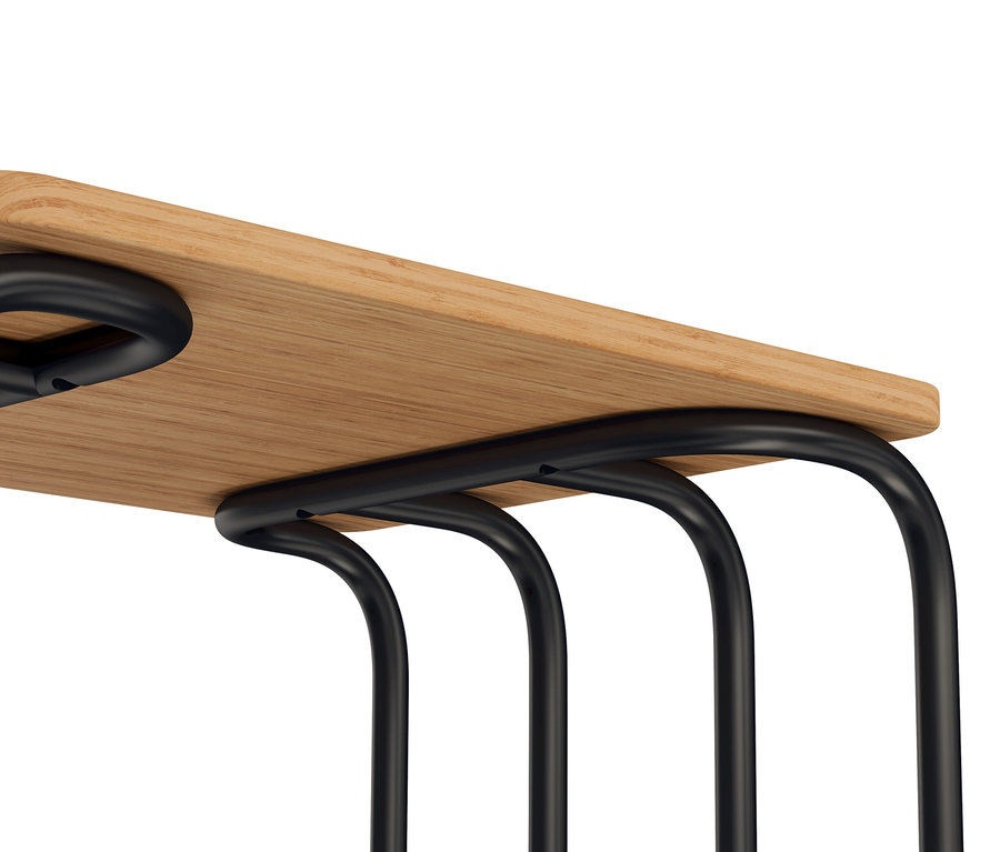 Szczegół stołka z drewnianym siedziskiem i czarnymi metalowymi nogami.