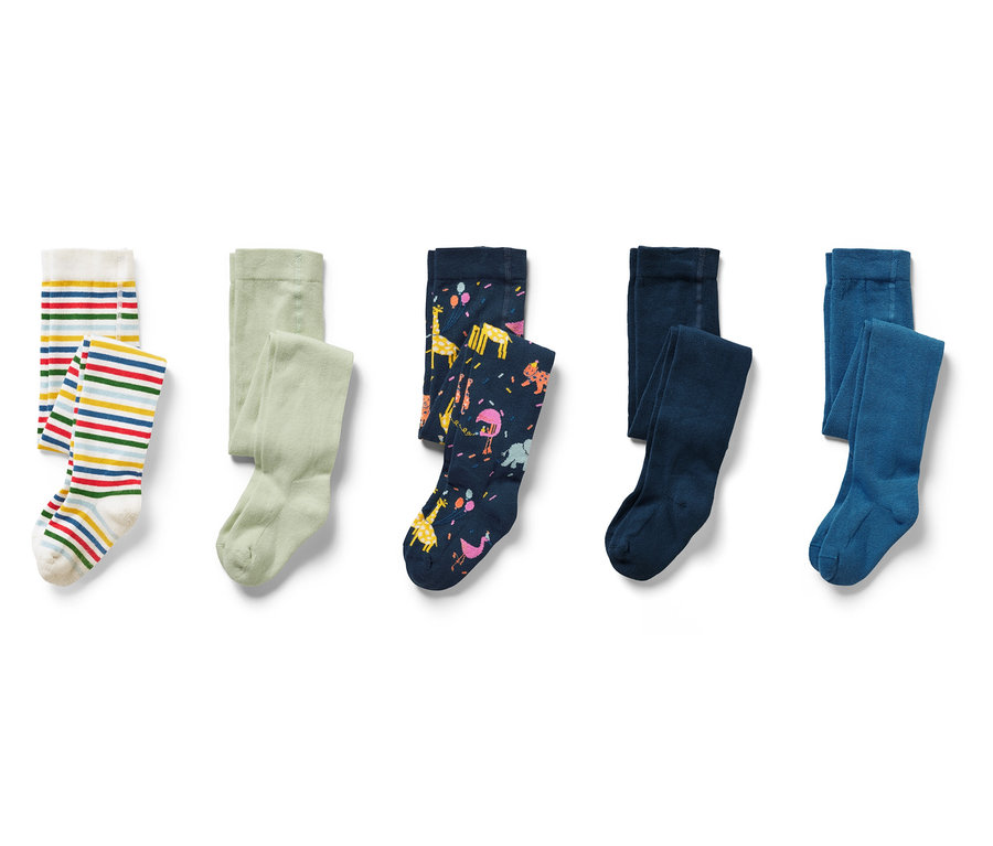 Pięć par rajstop dziecięcych w różnych kolorach i wzorach.