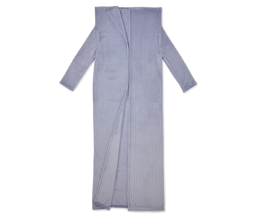 Długi fioletowy szlafrok z otwartym przodem i długimi rękawami leży na białym tle.