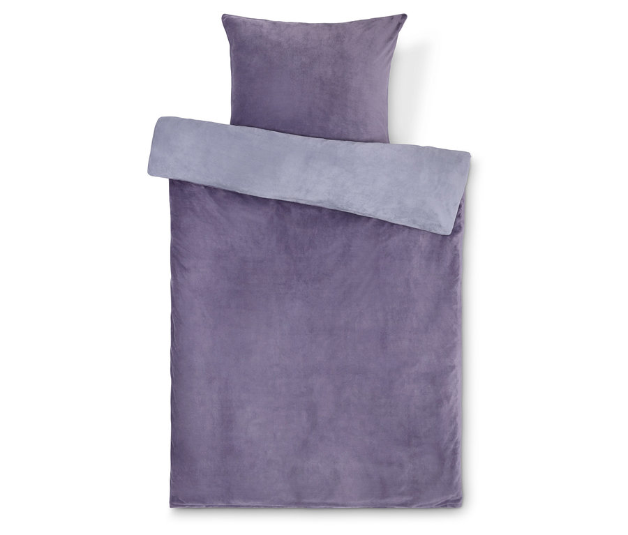Fioletowa pościel z poduszką na białym tle.