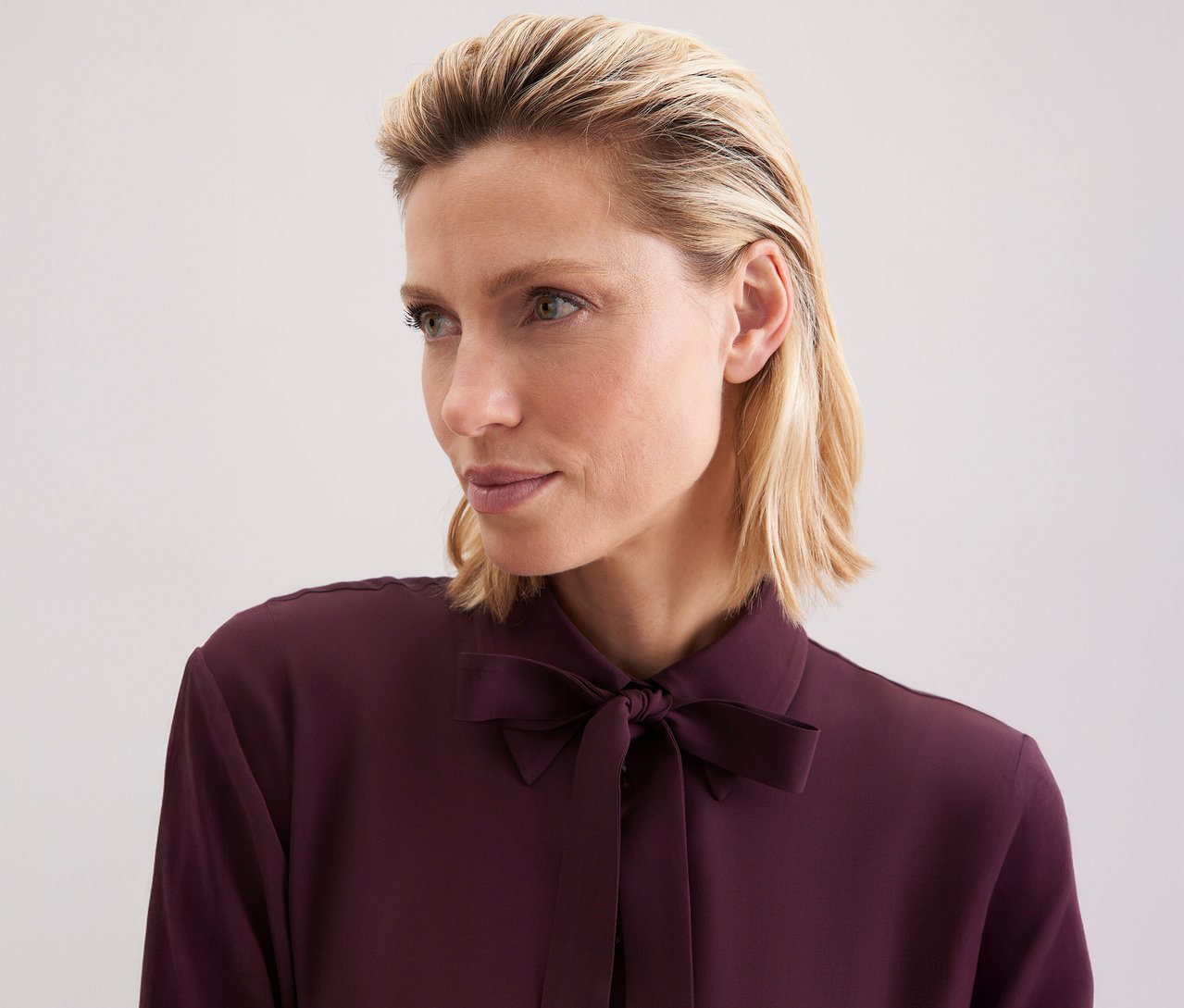 Kobieta ma na sobie bluzkę z wiskozy Seidensticker.