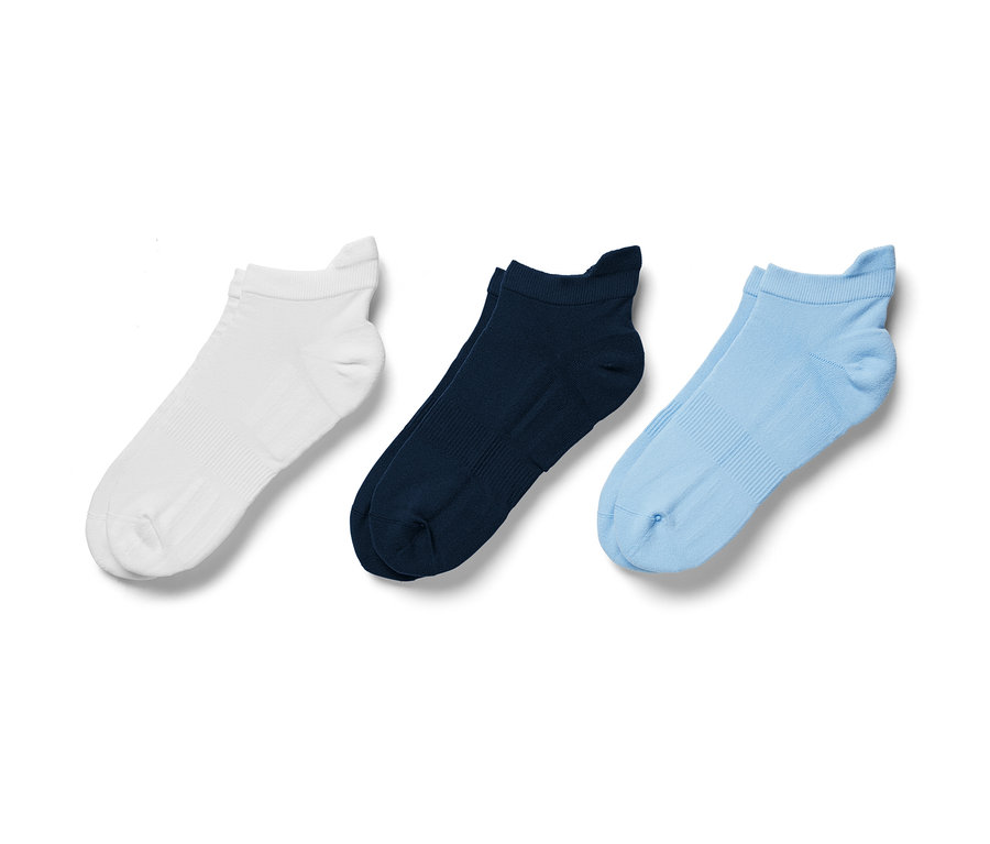 Trzy pary funkcyjnych skarpet sportowych w kolorze białym, granatowym i jasnoniebieskim.