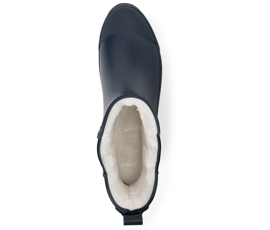 Szczegółowy widok z góry na granatowe, ocieplane dziecięce buty Chelsea na deszcz.