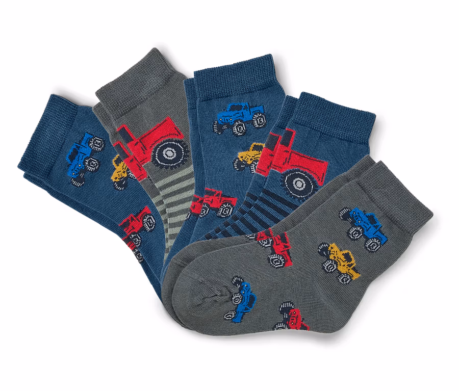 Pięć par dziecięcych skarpet z motywami samochodów.