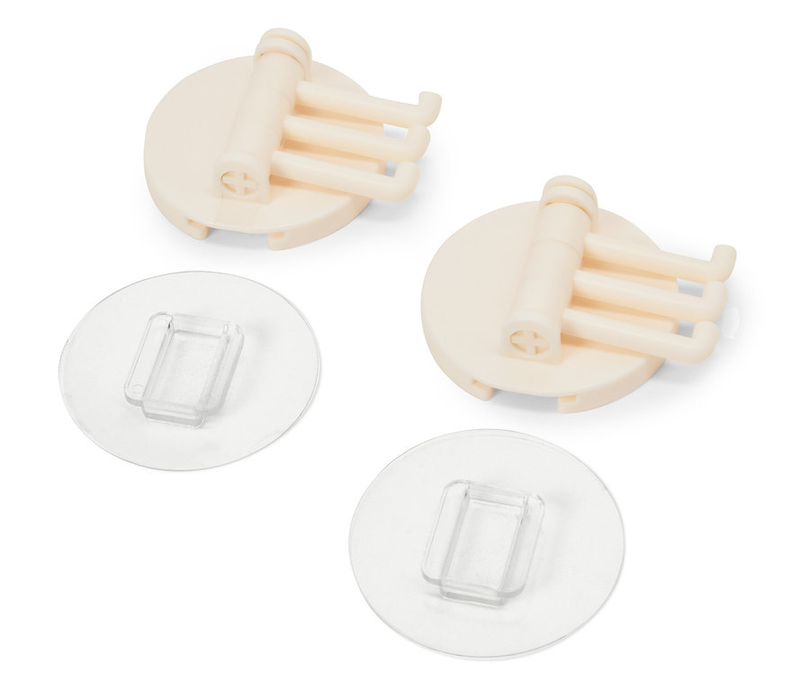 Dwa beżowe uchwyty z trzema haczykami i przezroczystymi podkładkami samoprzylepnymi.