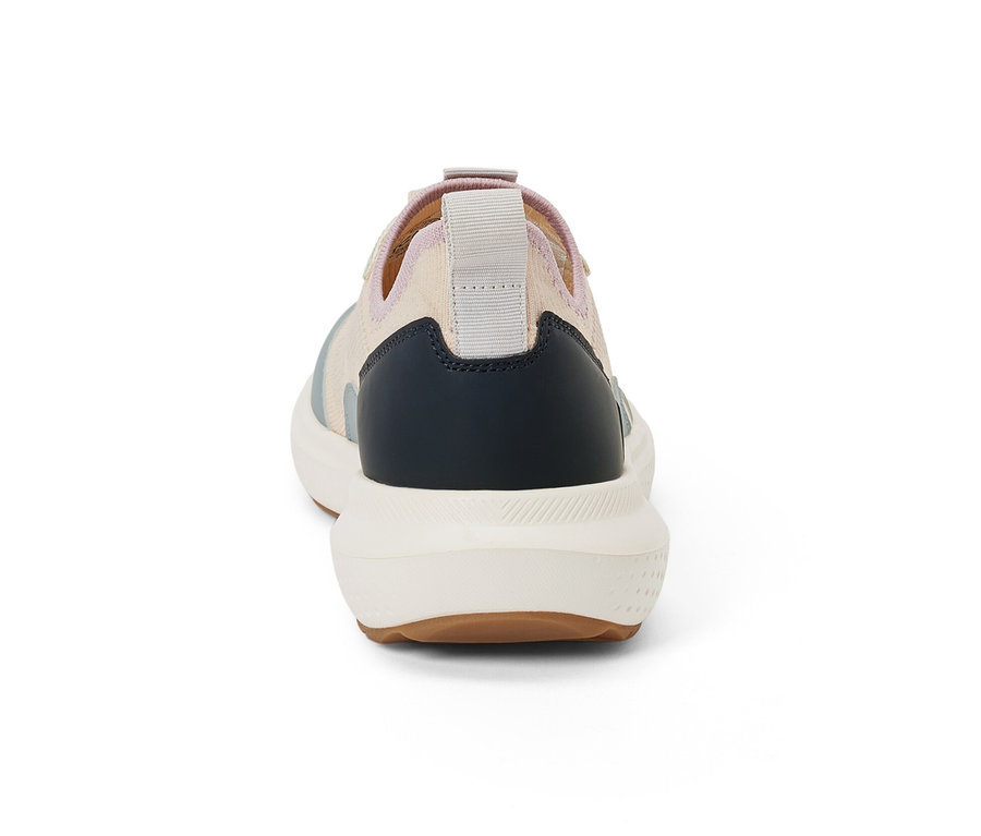 Szczegół tylnej części buta typu sneakers.