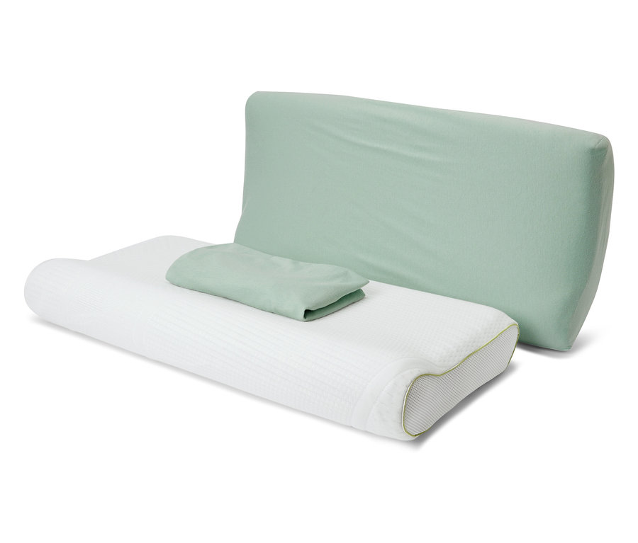 Dwa zielone dżersejowe poszewki na poduszki karkowe leżą na białej poduszce.