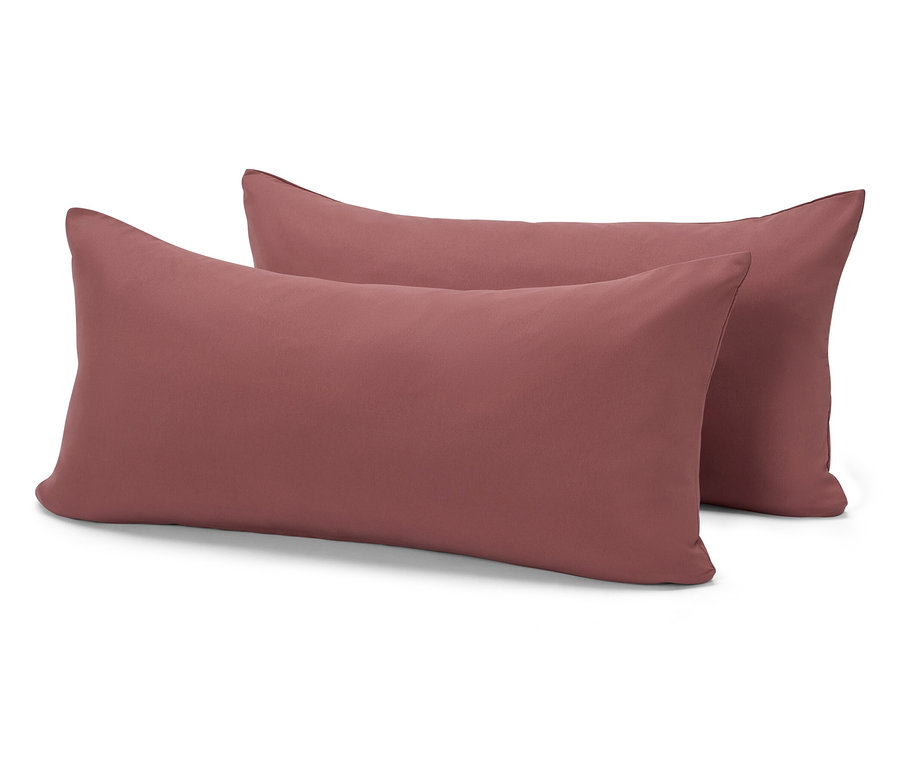 Dwie ceglastoczerwone, prostokątne poduszki leżą jedna na drugiej na białym tle.