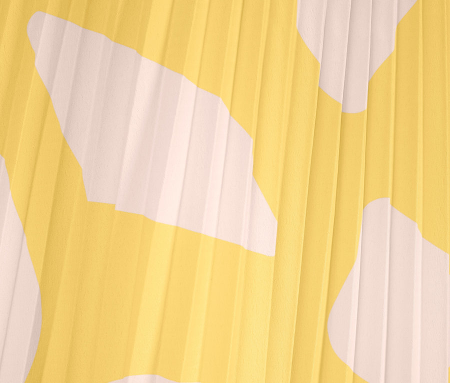 Zbliżenie na plisowaną spódnicę z nadrukiem.