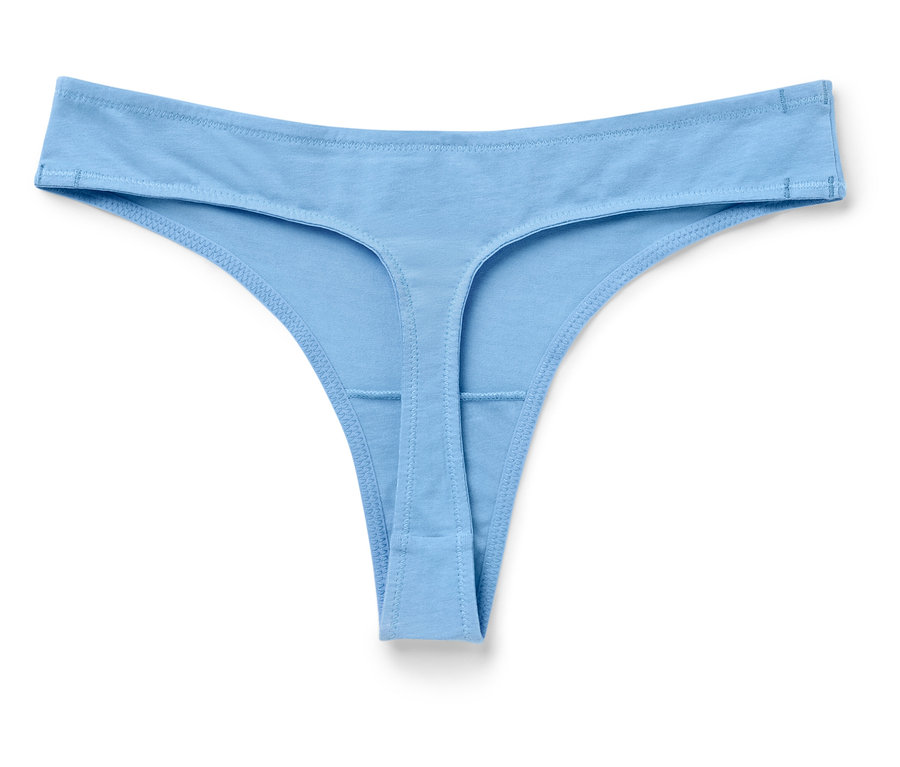 Jasnoniebieskie stringi na białym tle.