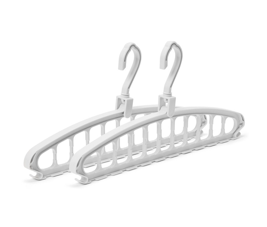 Dwa białe wielofunkcyjne wieszaki na ubrania.