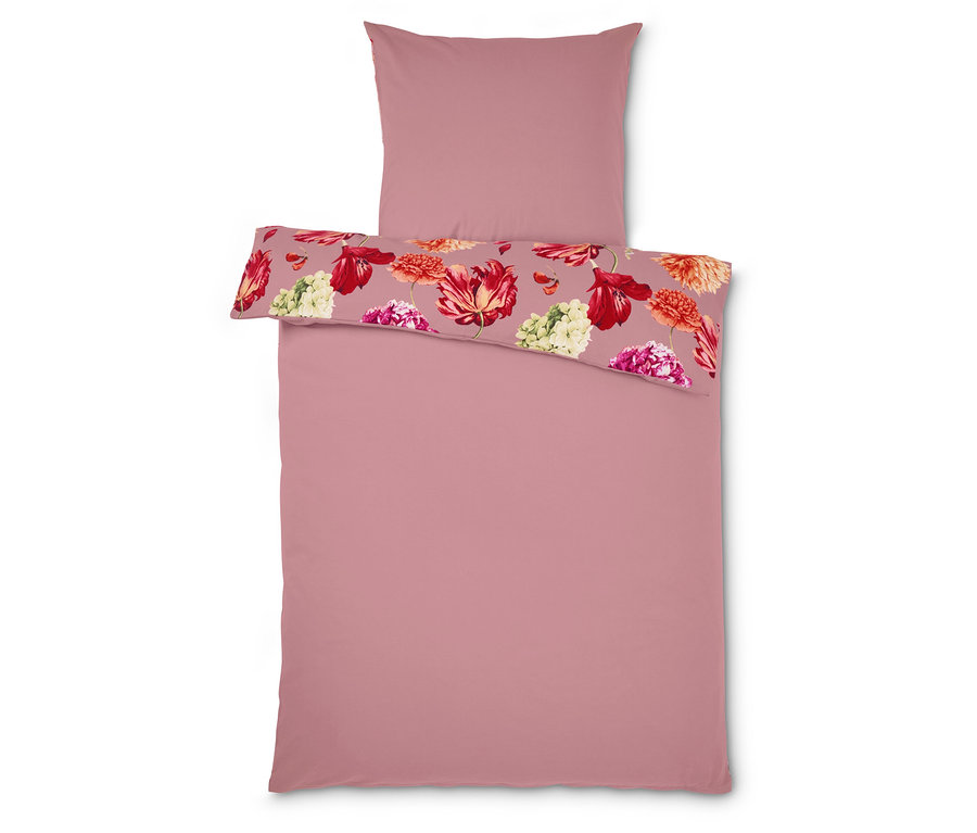 Różowa pościel w kwiaty.