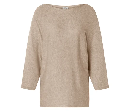 Beżowy sweter z dekoltem w łódkę i rękawami trzy czwarte.