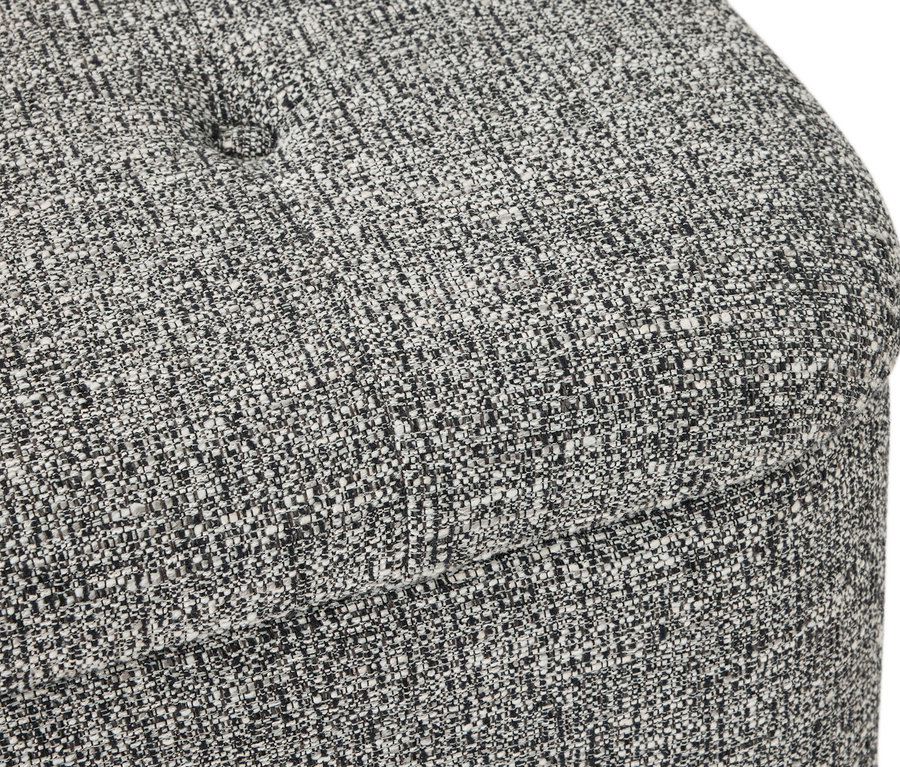 Detal szaro-melanżowego pufa z guzikami.