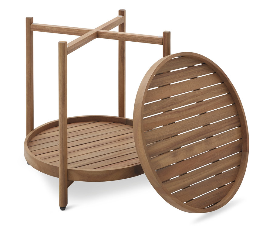 Zdemontowany okrągły drewniany stolik z listwowym blatem na białym tle.