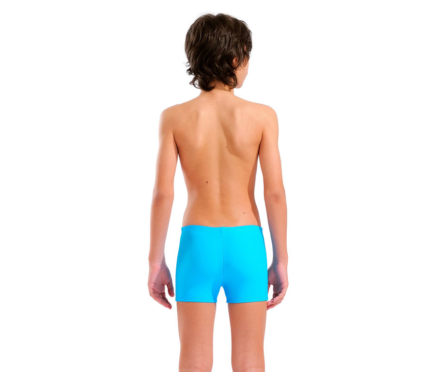 Widok z tyłu chłopca z brązowymi włosami w turkusowych kąpielówkach.