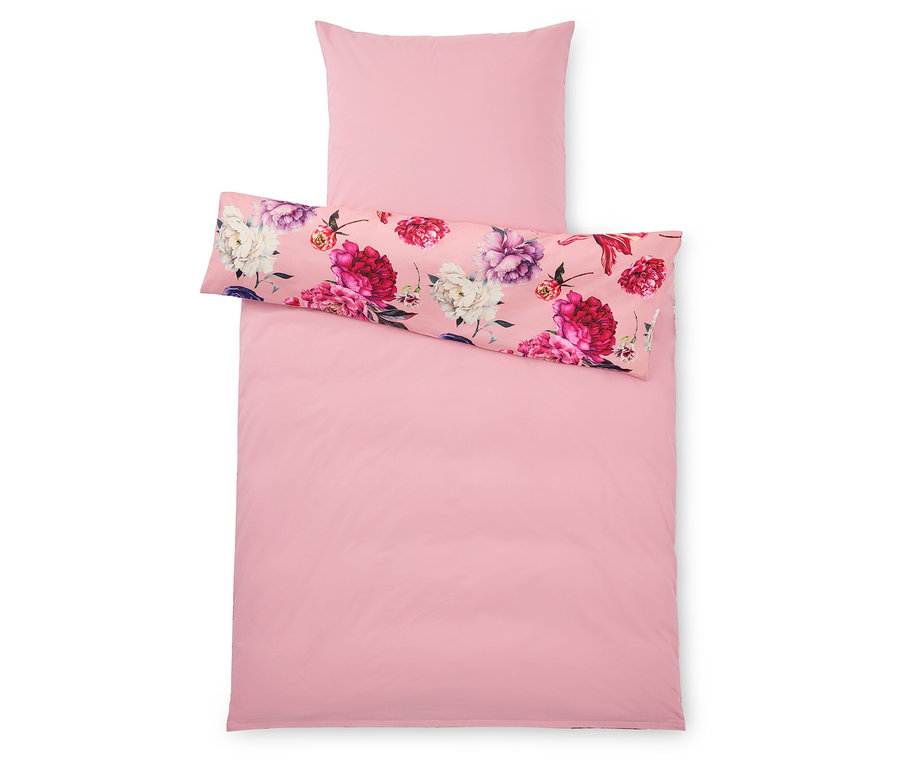 Widok z góry na różową poszwę na kołdrę i poszewkę na poduszkę, przy czym poszewka na poduszkę i górna połowa poszwy na kołdrę mają kwiatowy wzór.