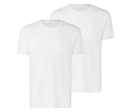 Dwa białe T-shirty leżą jeden na drugim.