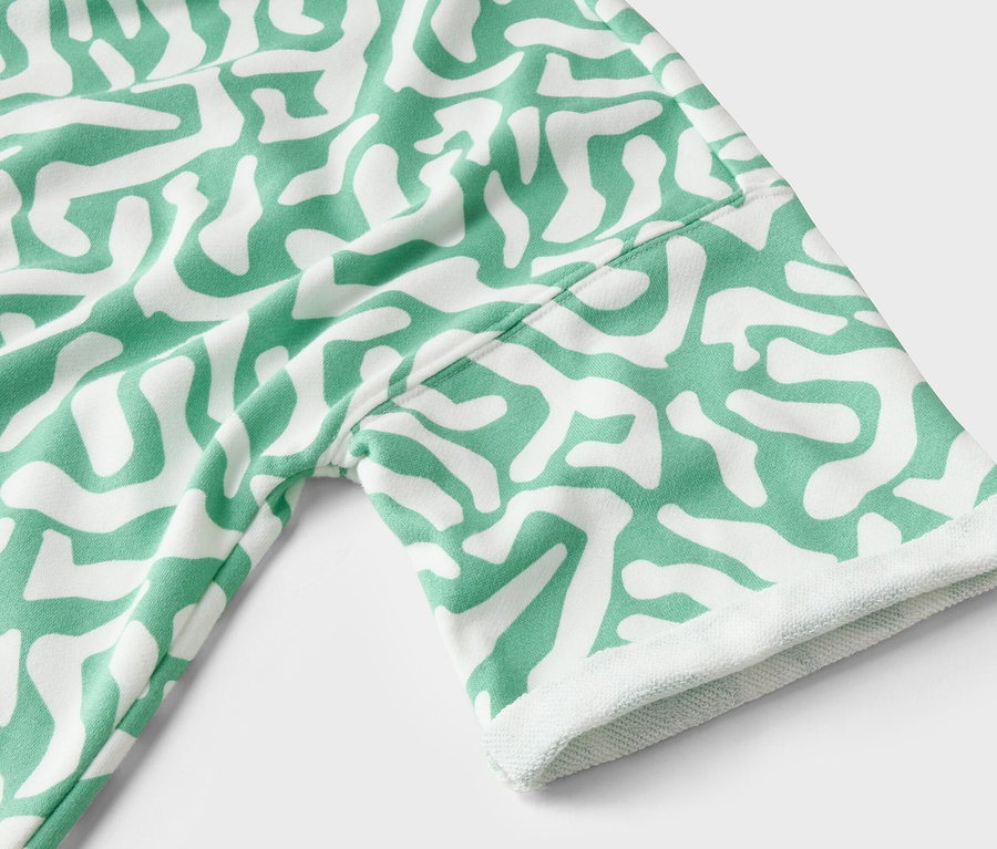 Zbliżenie na odzież we wzór zielono-biały.