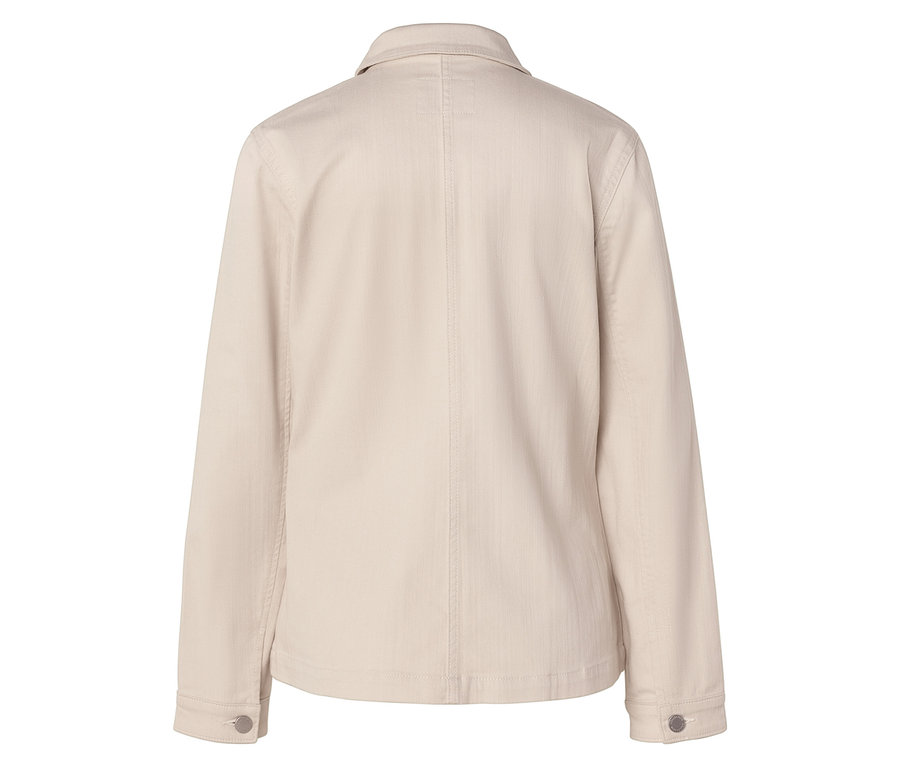 Widok z tyłu beżowej kurtki z długimi rękawami i guzikami.